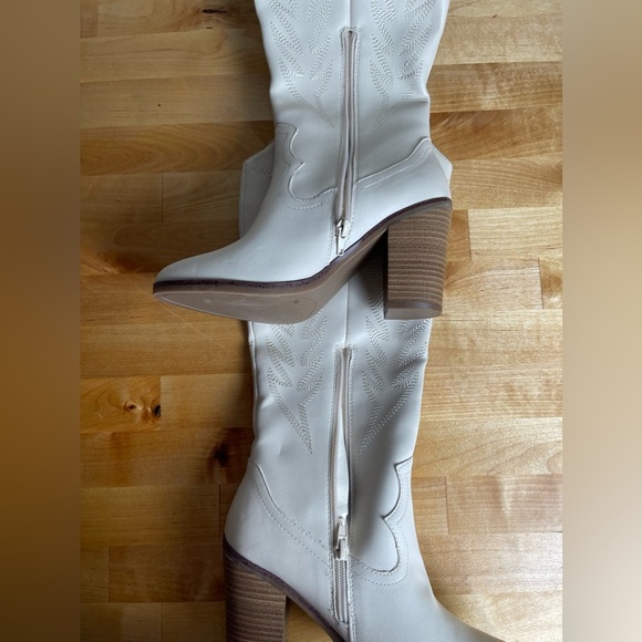 Altar’d State Jewell Heeled Western Boot - Picture 7 of 14
